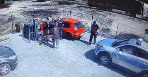 Policjanci na myjni samochodowej zatrzymują poszukiwanego mężczyznę