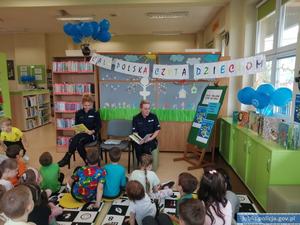 Policjantki czytają dzieciom bajki