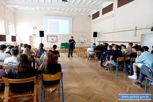 Lubińscy profilaktycy promowali pracę w Policji w II Liceum Ogólnokształcącym