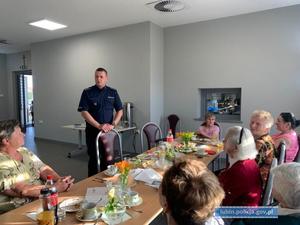 Policjant na spotkaniu z seniorami