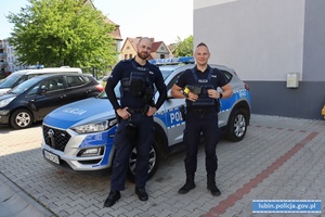 Policjanci przy radiowozie