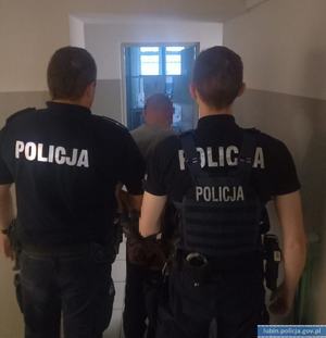 Policjanci z zatrzymanym mężczyzną