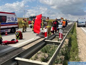 Policjanci z Lubina i Legnicy na autostradzie pomogli poszkodowanym w wypadku motocyklistom