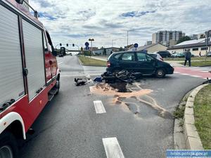 Uszkodzony motocykl i auto osobowe na skrzyżowaniu