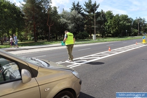 Technik kryminalistyki zabezpiecza ślady na miejscu zdarzenia