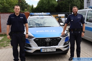 Policjanci przy radiowozie