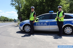 Policjantki przy radiowozie