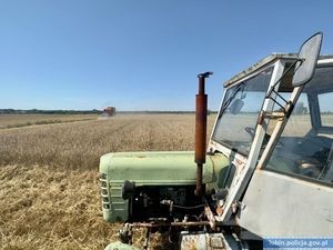 prace polowe, kombajn, ciągnik rolniczy