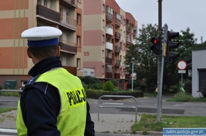 Policjant stoi przy szkole