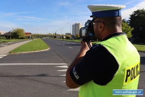 Policjant mierzy prędkość kierującym pojazdami