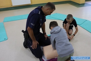 Policjant uczy udzielania pierwszej pomocy