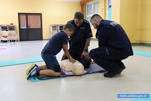 Policjanci uczą udzielania pierwszej pomocy