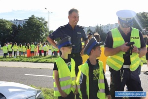 Dzieci z policjantem przy kontroli drogowej