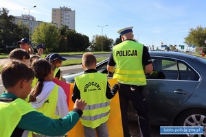 Dzieci z policjantem przy kontroli kierujacego