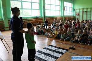 Policjantka na sali z dziećmi prowadzi prelekcję