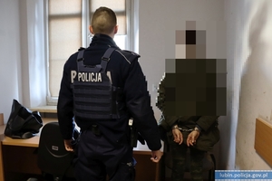 Policjant z zatrzymaną kobietą