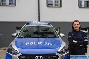 Policjantka przy radiowozie