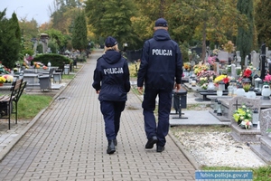 Policjanci na cmentarzu