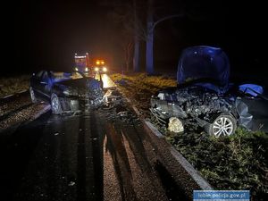 Czołowe zderzenie dwóch osobówek. Policjanci apelują o ostrożność na drodze