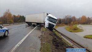 Tir wjechał w barierki