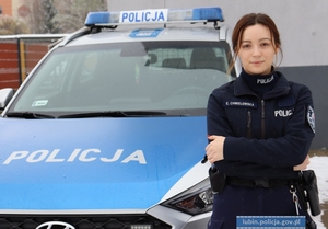 Policjantka przy radiowozie