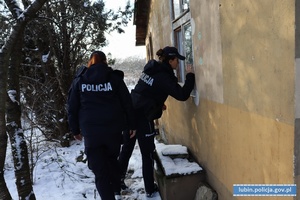 Policjantki sprawdzają miejsca przebywania osób bezdomnych