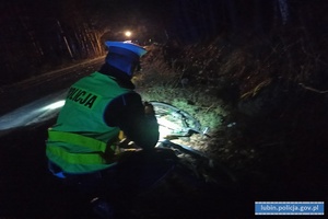 Policjant podczas oględzin roweru