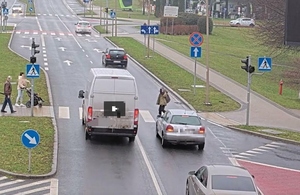 Nastolatek w kapturze, z telefonem przy uchu, wchodzi na czerwonym świetle przed nadjeżdżające samochody. Nagranie ku przestrodze…