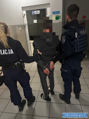 Pijany wywołał awanturę w domu a przed policjantami starał się schować w łóżku pod zabawkami dzieci