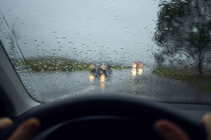 W czasie opadów deszczu dostosujmy prędkość do warunków drogowych!