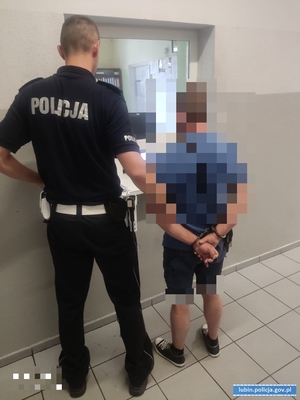 Policjant z zatrzymanym mężczyzną