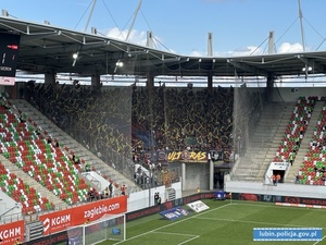 Kilka tysięcy kary grzywny i zakaz stadionowy dla kibica zatrzymanego przez policjantów