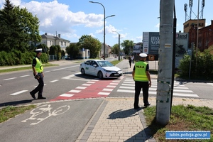 Policjanci ruchu drogowego zatrzymują taksówkę na aplikację