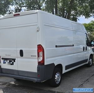 Odzyskany przez policjantów pojazd marki Peugeot Boxer