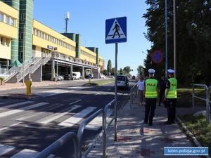 Policjantki przy przejściu dla pieszych