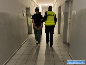 Policjant z zatrzymanym nietrzeźwym kierującym