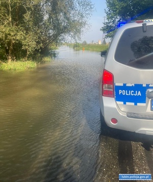 Dzielnicowy w akcji - szybka reakcja na zgłoszenie o przeciekającym wale przeciwpowodziowym