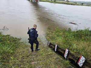 Policjant przy rzece Odra