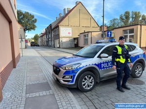 Policjant przy radiowozie