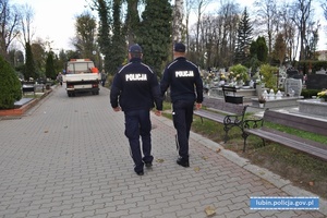 Policjanci na cmentarzu