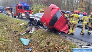 Czołowe zderzenie dwóch pojazdów. Policjanci apelują o ostrożną i zgodną z przepisami jazdę