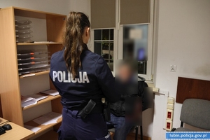 Policjantka z zatrzymanym mężczyzną