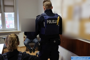 Policjanci z zatrzymanym mężczyzną