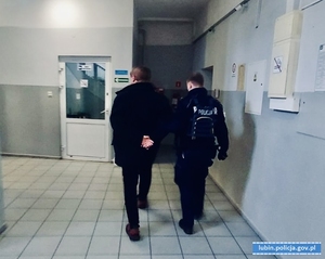 Kolejne dwie wybite szyby na przystankach w Lubinie przez tego samego sprawcę. Mężczyźnie przedstawiono kolejne zarzuty