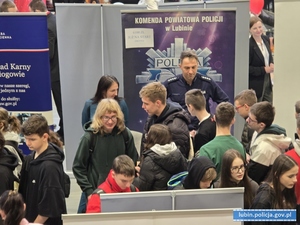 Policjanci na targach pracy