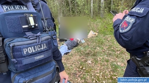 Szybka i skuteczna akcja policjantów. Uratowali mężczyznę, który nie był w stanie samodzielnie wyjść z lasu