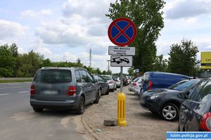 Uwaga kierowcy! Zarządca drogi postawił znak B-36 z tabliczką T-24 na parkingu przy ZG „Lubin” - Szyb Bolesław
