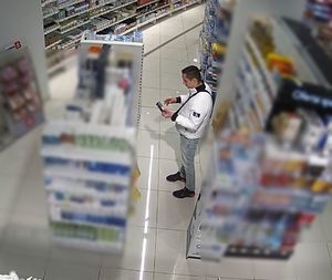 Mężczyzna w sklepie