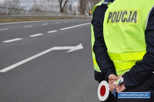 Policjanci kontrolują auto