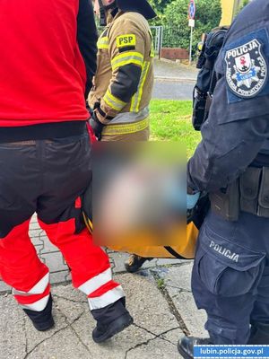 Sąsiad zaalarmował, a policjanci pomogli starszemu mężczyźnie – razem można więcej!